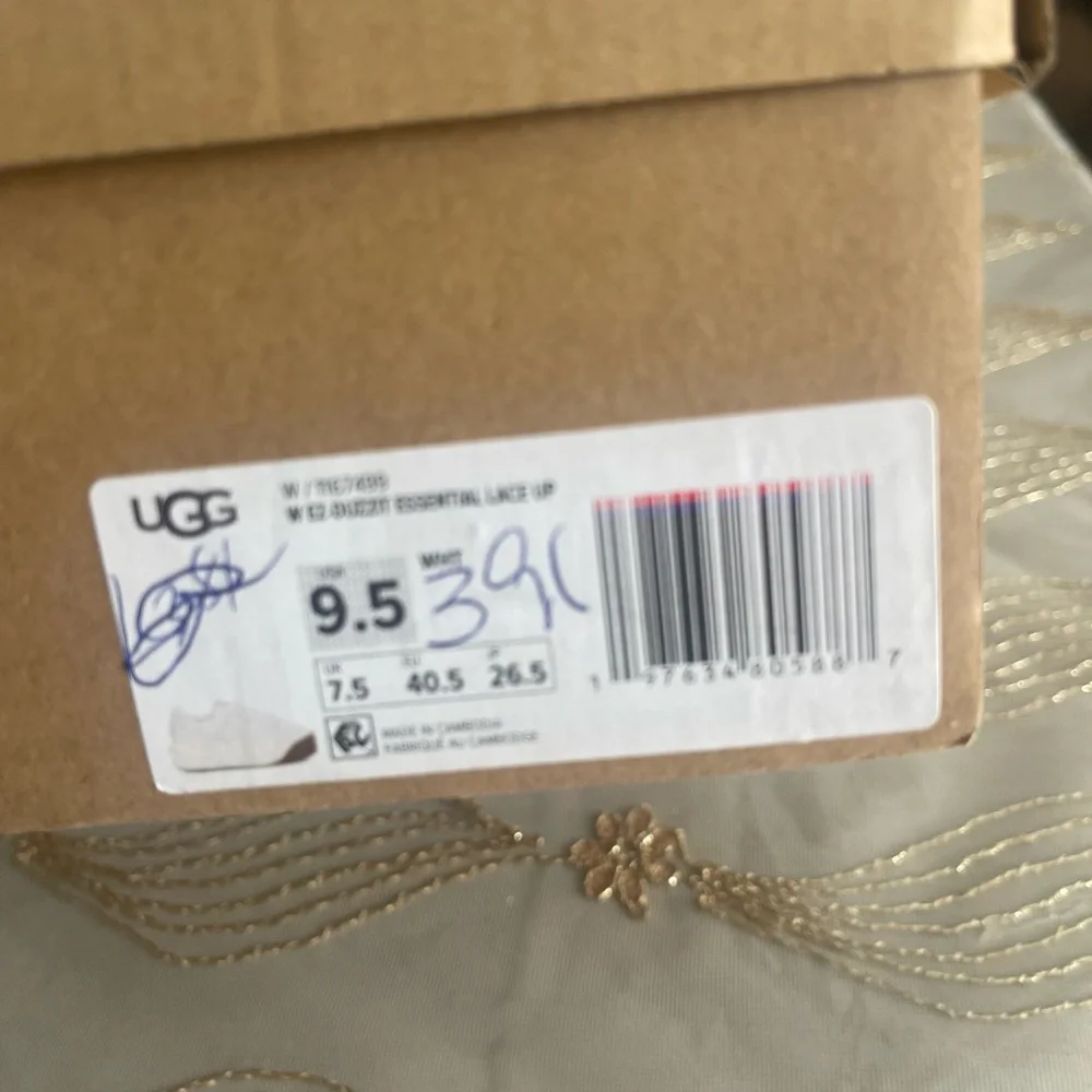 UGG women’s EZ-duzzit lace up platform sneakers size 9.5